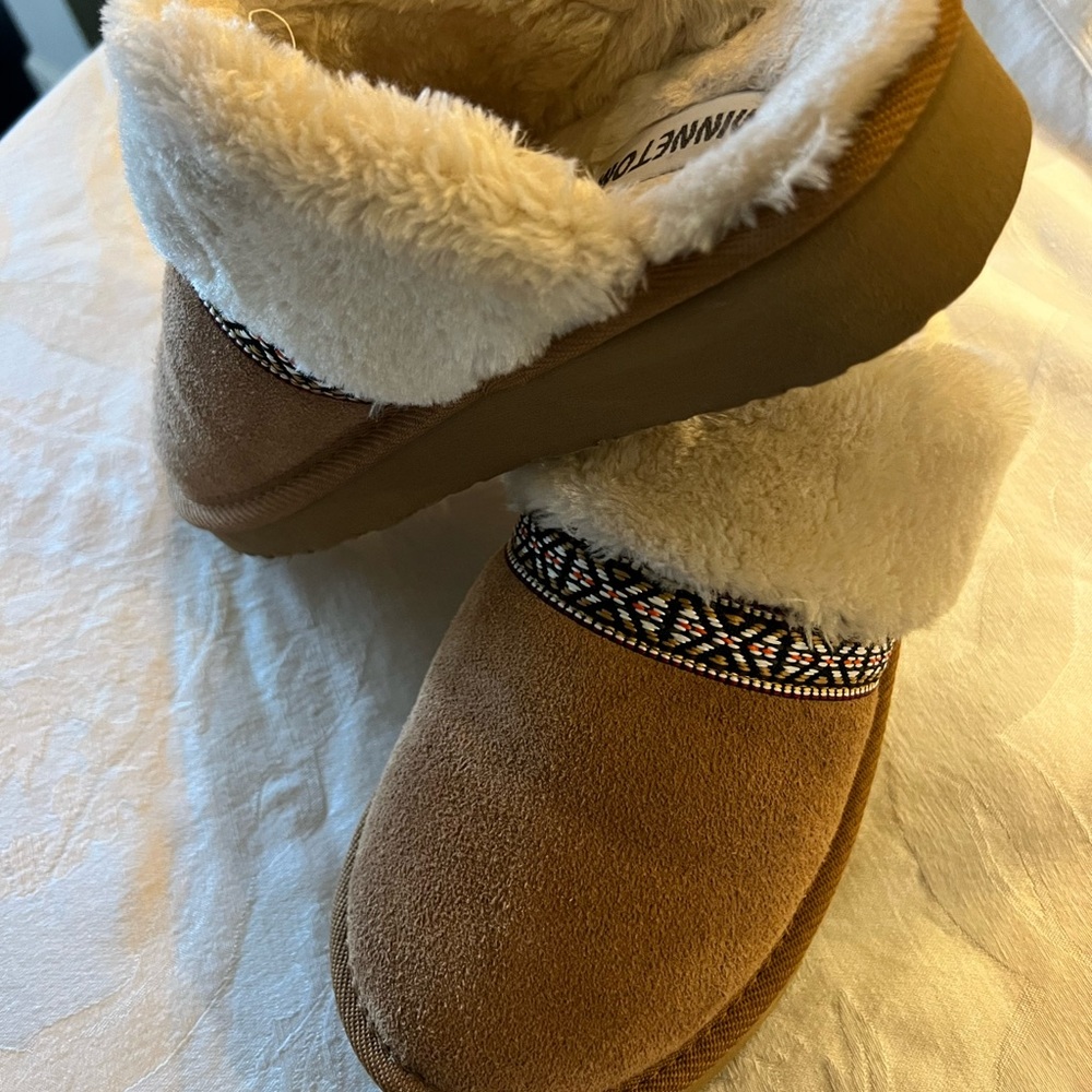 Minnetonka Tan Slippers with Cream Fur Lining 10 Womens - Picture 2 of 9